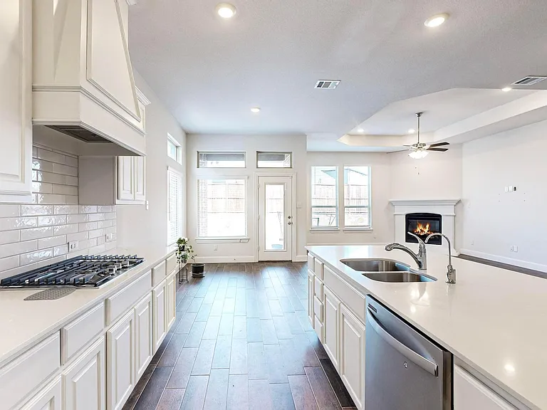 9826 Polk St — Photo 13