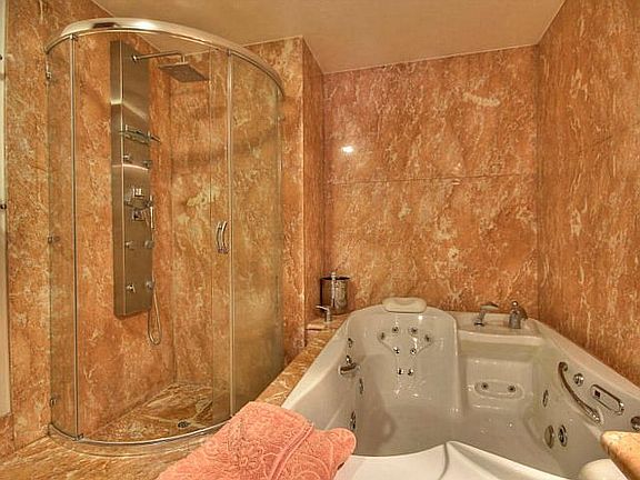 Fully Remodeld Master Bath