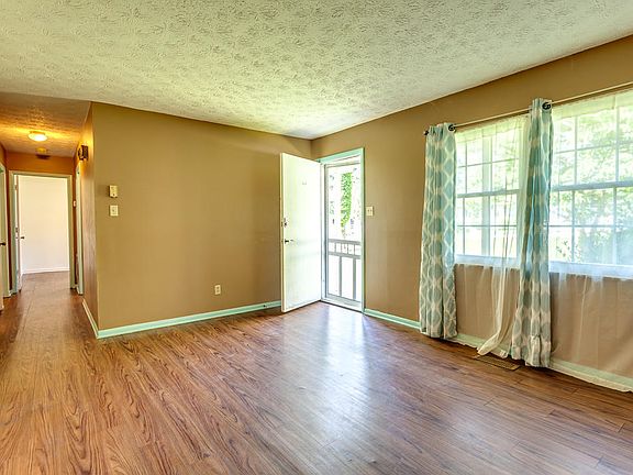 3rd image of 128 Foxwood Cir