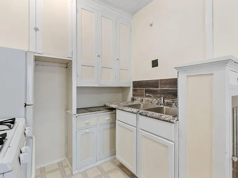 Emmerson Terrace Apartments — Photo 11