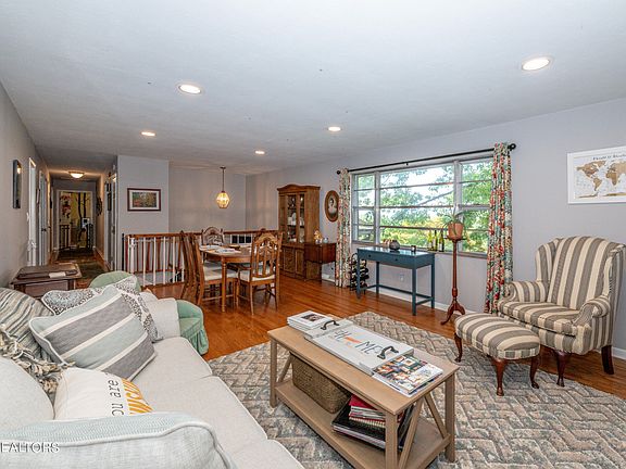 5th image of 2660 Karenwood Dr