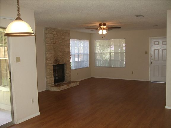 3rd image of 605 Twin Oak Trl