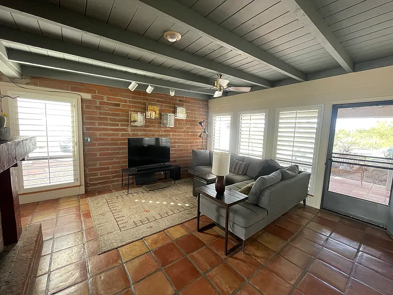 205 E River Rd — Photo 4