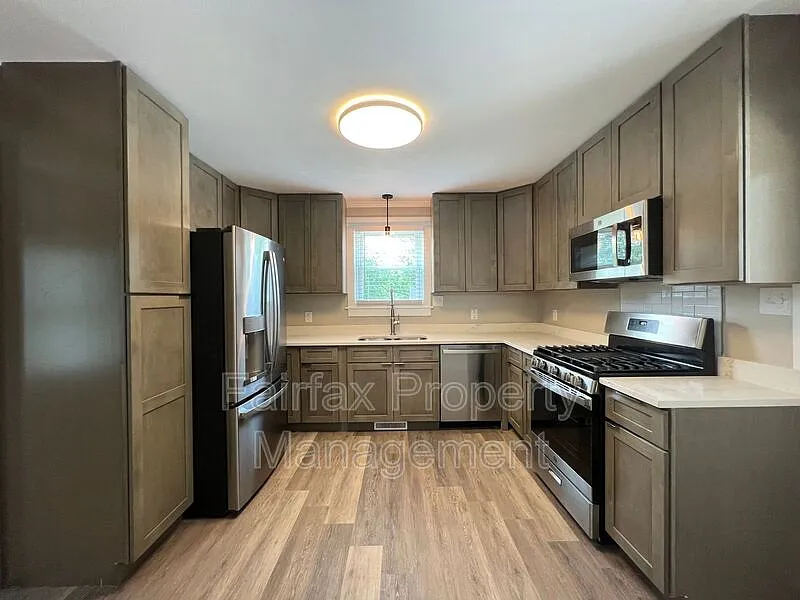 3 bed, 1.0 bath, 851 sqft, $2,095 — Photo 4