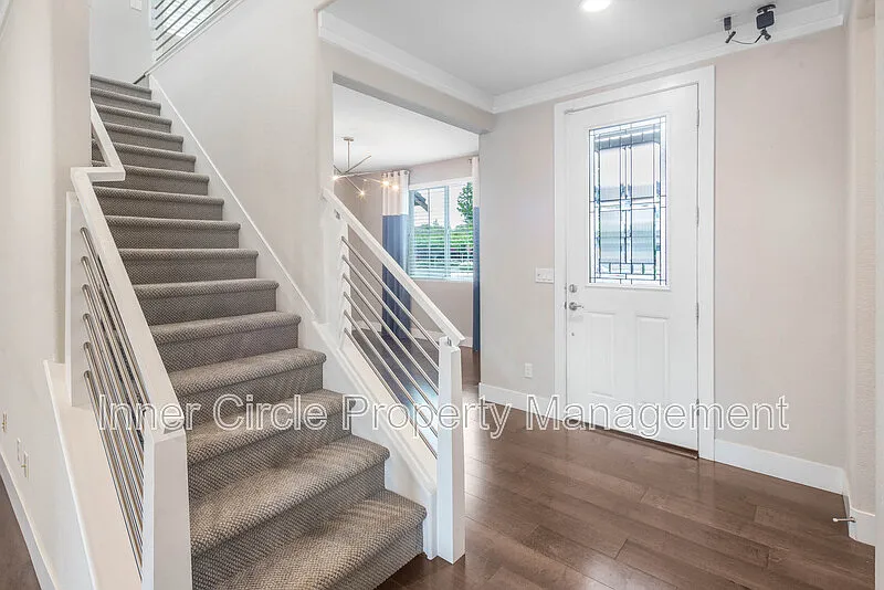 4 bed, 3.5 bath, 2689 sqft, $4,200 — Photo 2