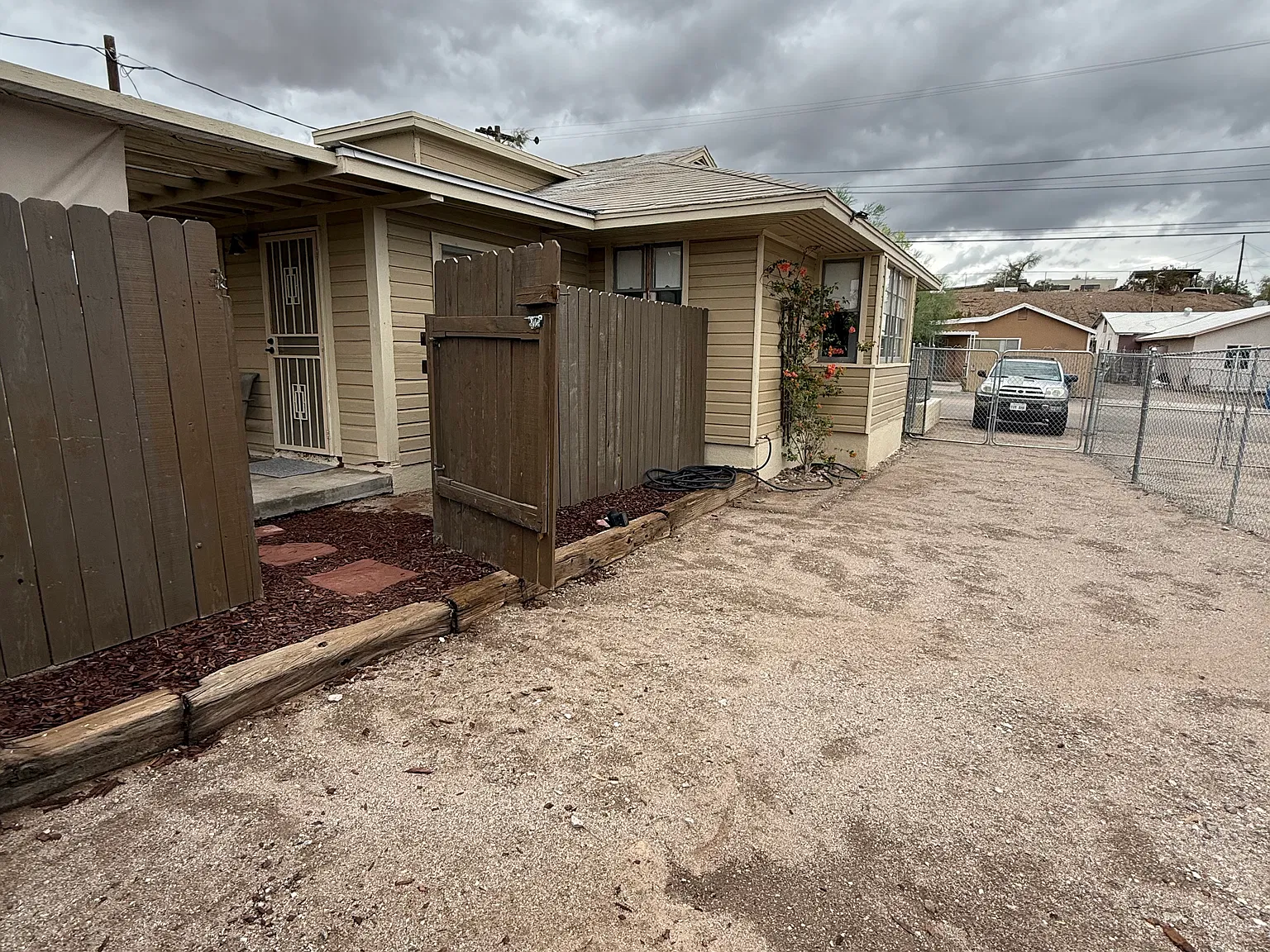 811 Downey Ave — Photo 3