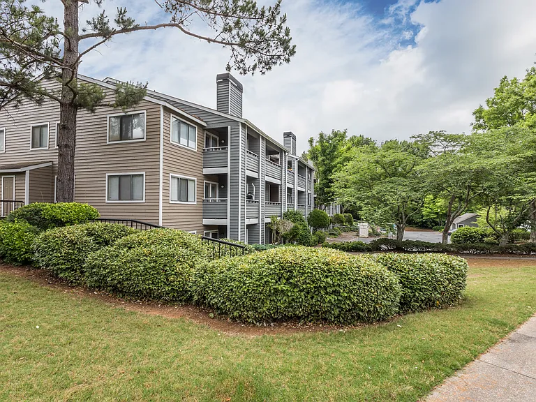 Crestmont Apartments — Photo 16
