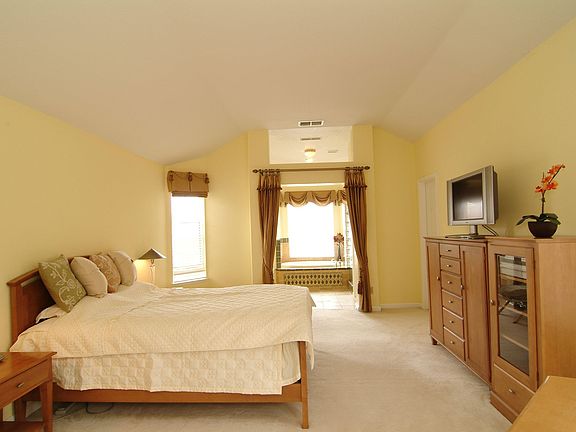 Large Master Bedroom w/Beautiful Master Bathroom