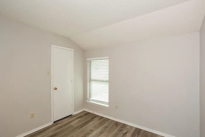 722 Nightingale Cir — Photo 14