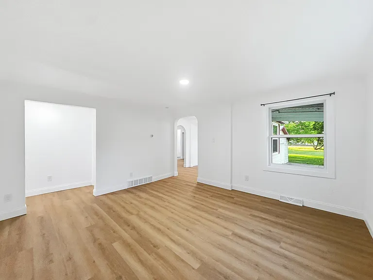 2124 Bernice Ave — Photo 5