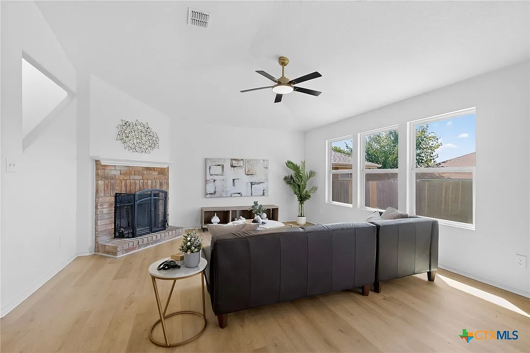 5 bed, 2.5 bath, 2856 sqft, $2,300 — Photo 3
