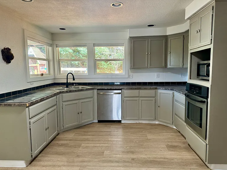 NW 32nd Ave — Photo 13
