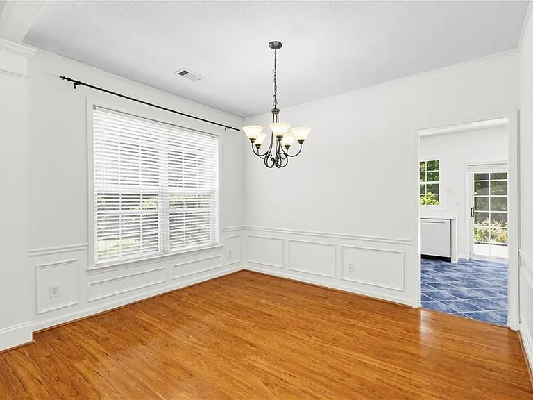 490 Chippenham Ct — Photo 8