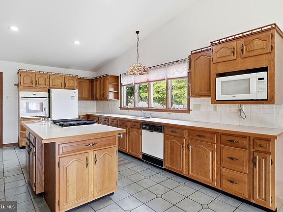 3rd image of 2884 Sunset Dr
