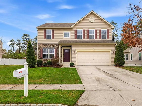 3rd image of 32 Renaissance Dr