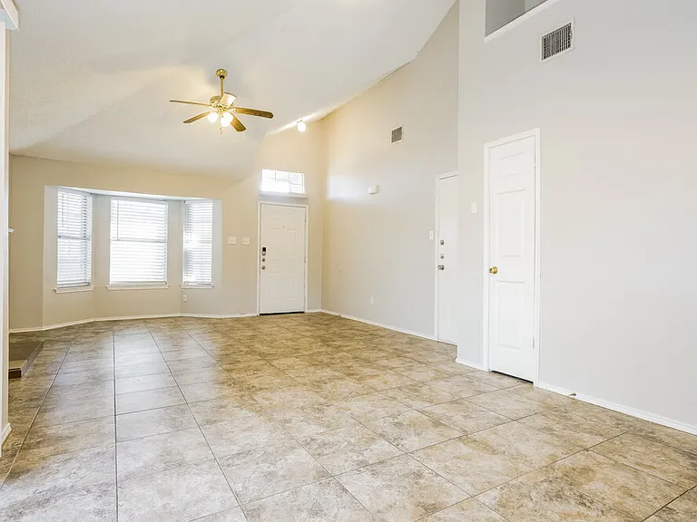 8420 Cloverglen Ln — Photo 6