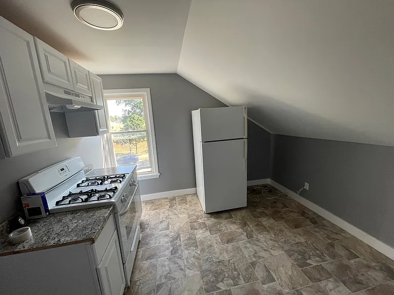 556 Bradford Ave #3 — Photo 3