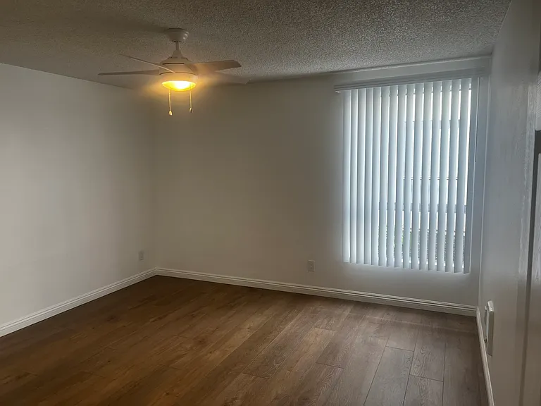 Guest bedroom with light and ceiling fan