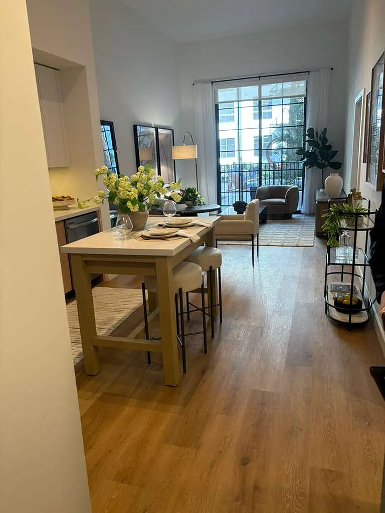 1 bed, 734 sqft, $2,399 — Photo 4