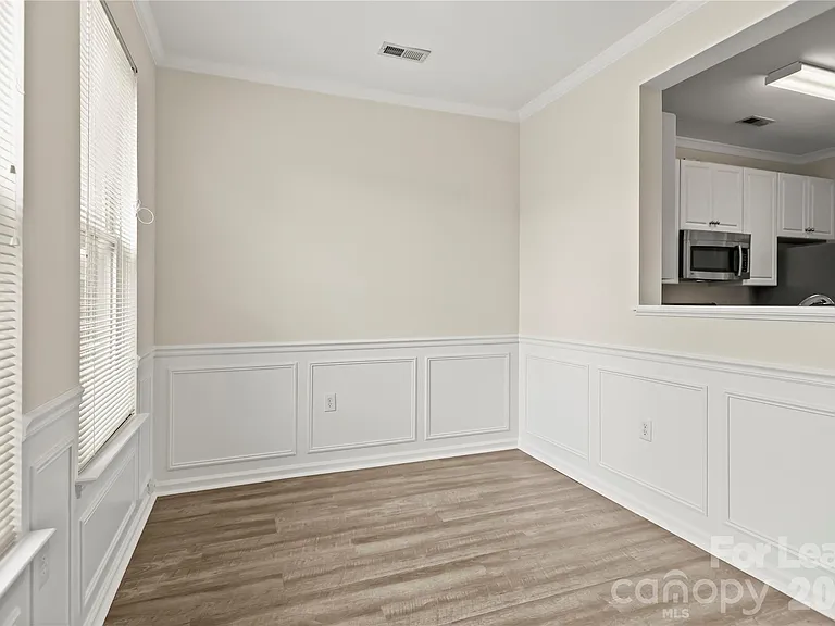 567 E 9th St — Photo 17