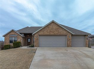 560 Keswick Dr, Centerton, AR 72719