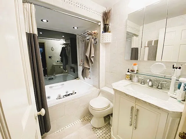 445 W Saint James Pl — Photo 6