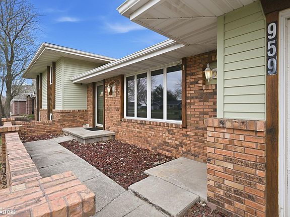 3rd image of 959 Oak Rd
