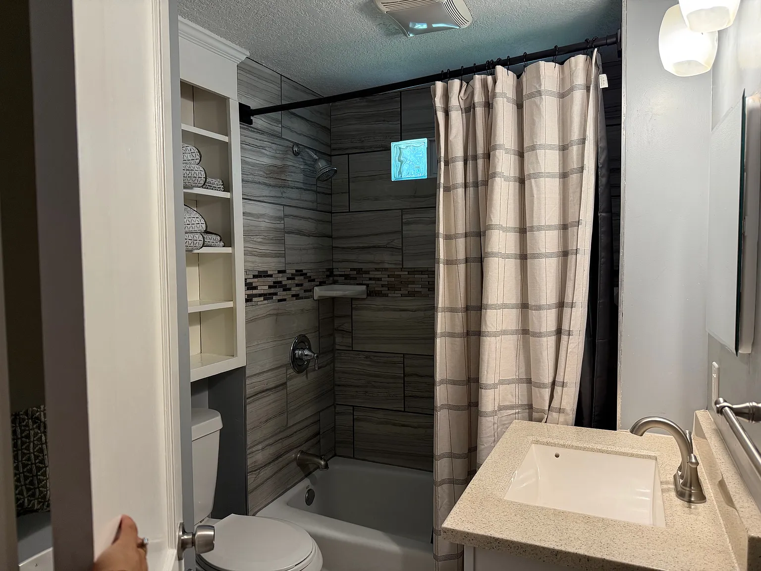 4 bed, 2070 sqft, $3,350 — Photo 4