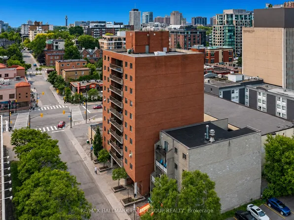 154 Nelson St #902, Ottawa, ON K1N 7R5