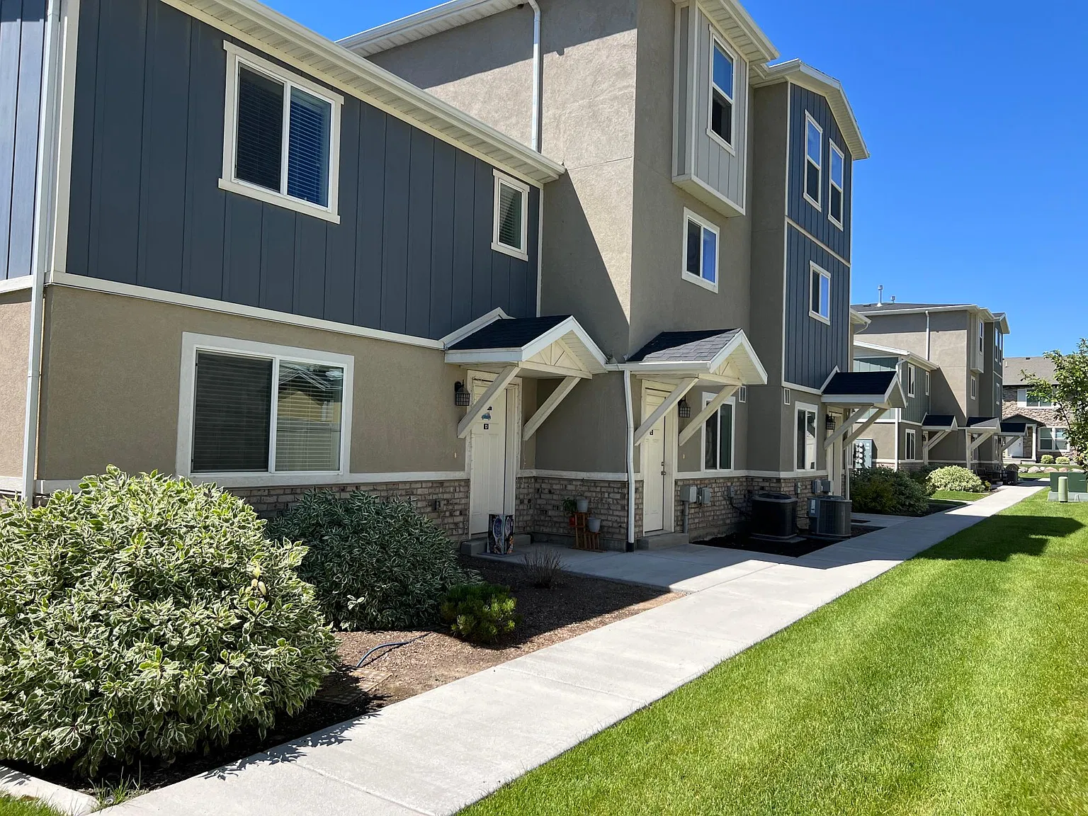 3 bed, 2.5 bath, 1354 sqft, $1,825 — Photo 1