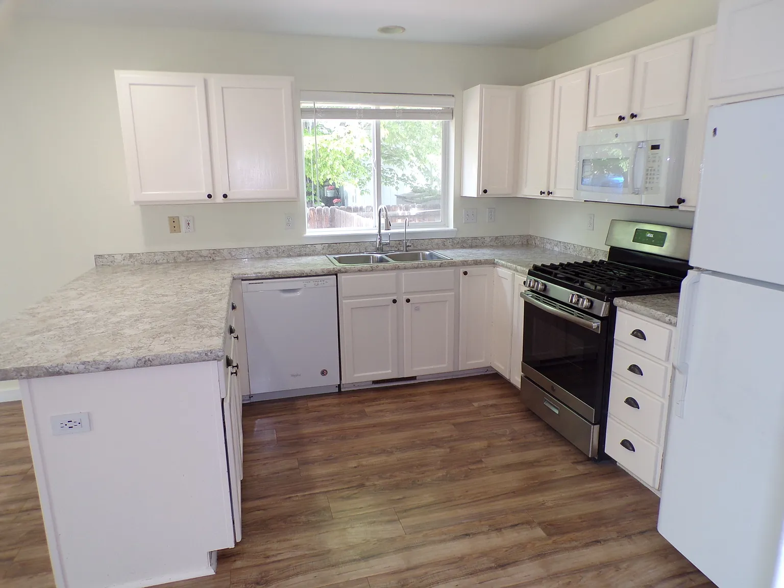 3 bed, 1230 sqft, $2,395 — Photo 2