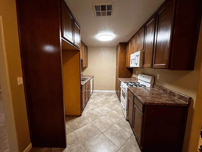 1662 Aurora Dr — Photo 2