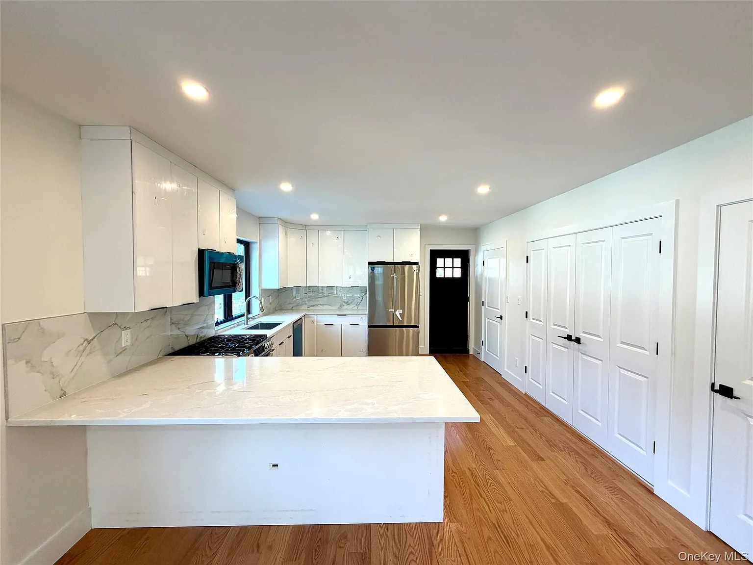 3 bed, 2.5 bath, 1496 sqft, $6,000 — Photo 3