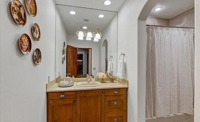 Second full bath with tub.