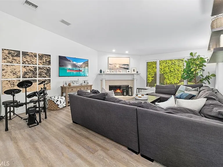 600 Cliff Dr — Photo 5
