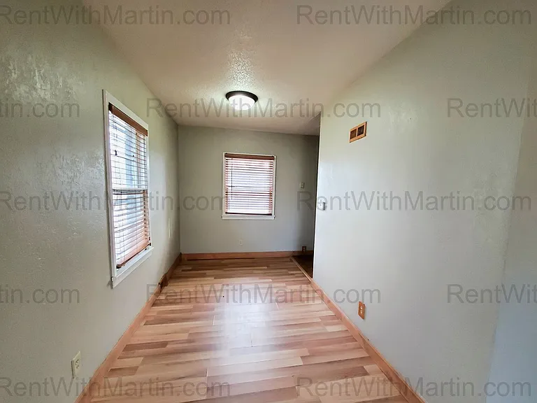 1112-1114 Byron Ave — Photo 4