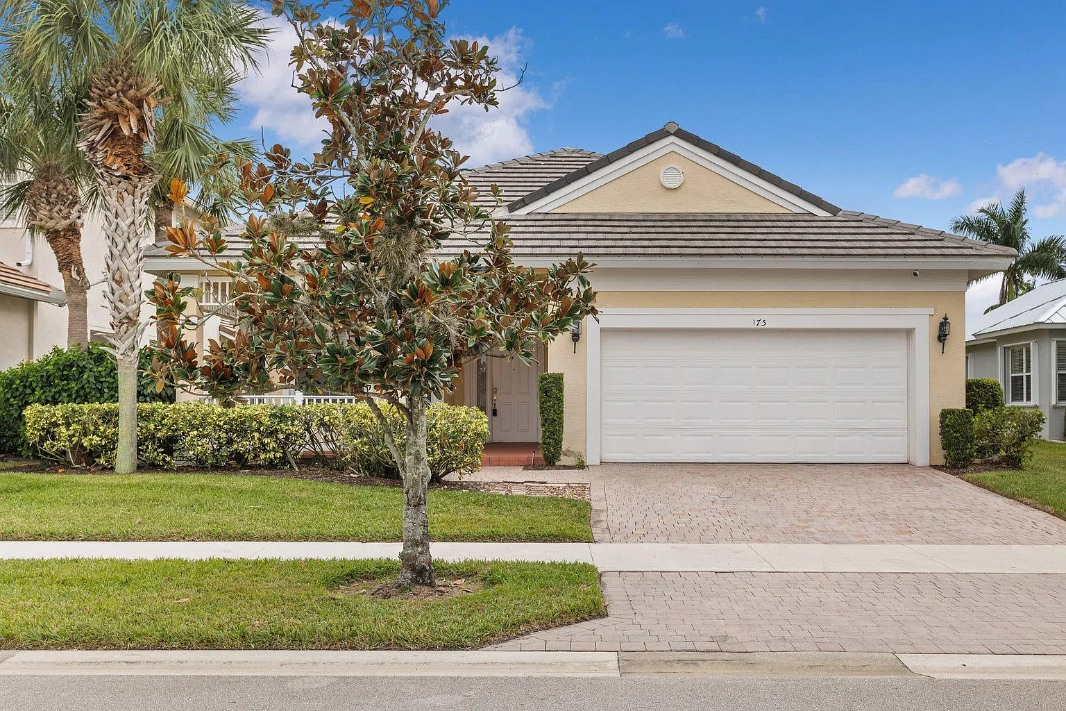 3 bed, 3.0 bath, 3214 sqft, $2,900 — Photo 2