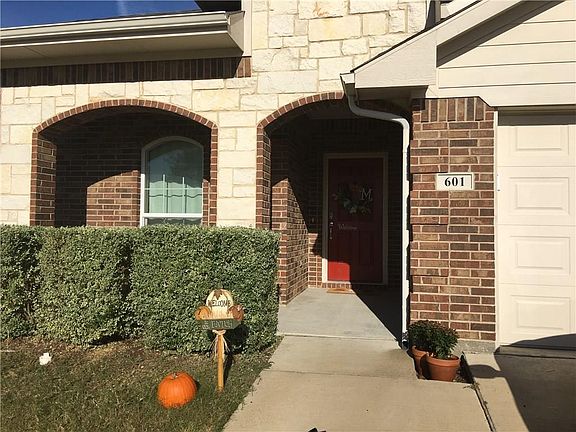 3rd image of 601 Antonio Ln