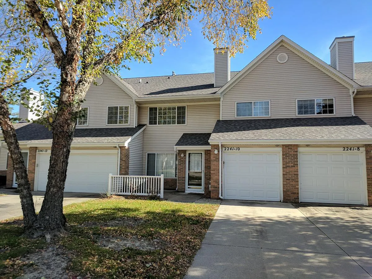 2 bed, 1.5 bath, 1226 sqft, $1,600 — Photo 1