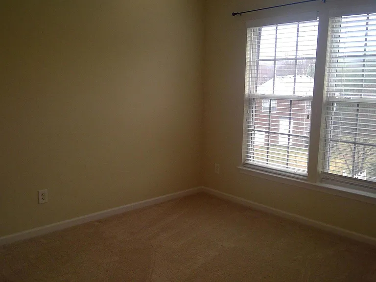 305 Sweetwater Ct — Photo 26