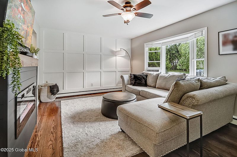 3rd image of 8 Robinia Drive