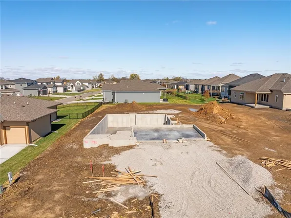 9341 Carbondale St, Lenexa, KS 66227