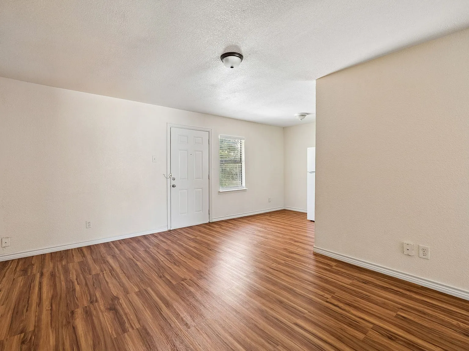 3 bed, 2.0 bath, 1594 sqft, $1,900 — Photo 3