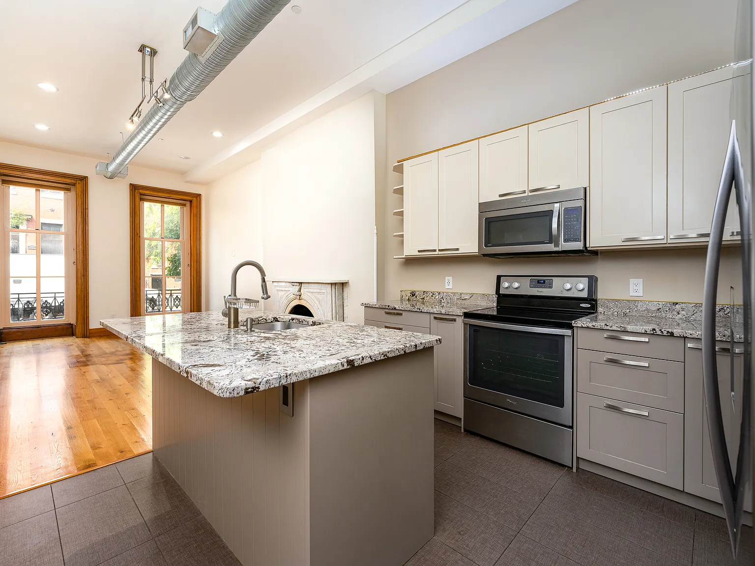 2 bed, 1000 sqft, $2,500 — Photo 4