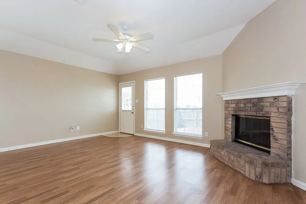 3 bed, 2.0 bath, 1983 sqft, $2,460 — Photo 2