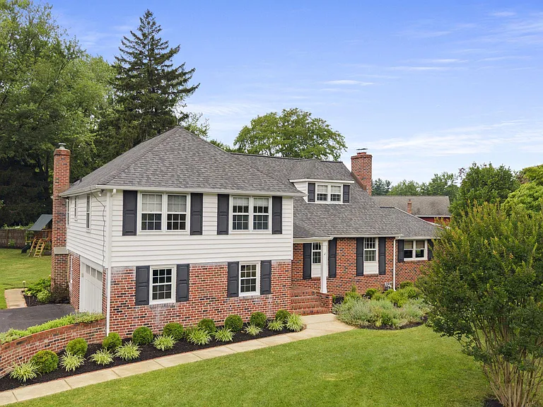 1026 Waltham Rd — Photo 1