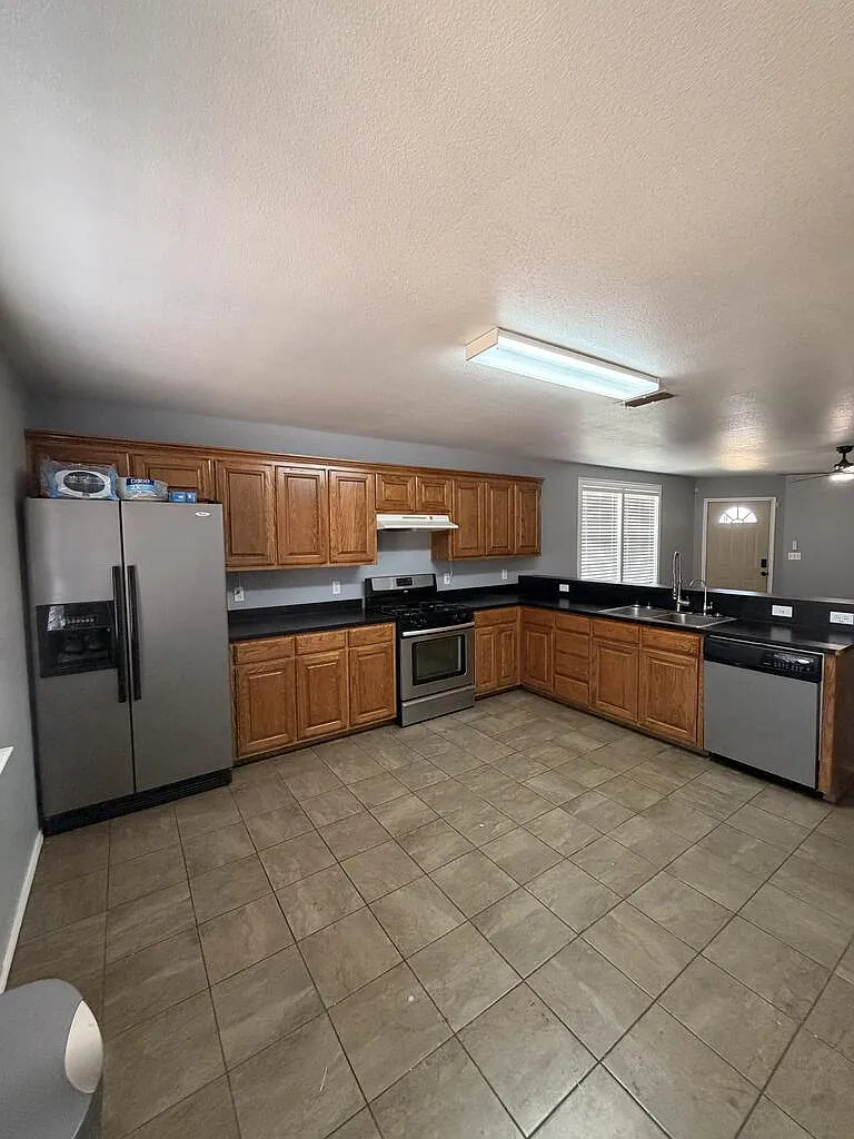 3 bed, 1.0 bath, 1181 sqft, $2,000 — Photo 3