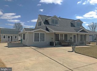 6 Canyon Rd, Levittown, PA 19057