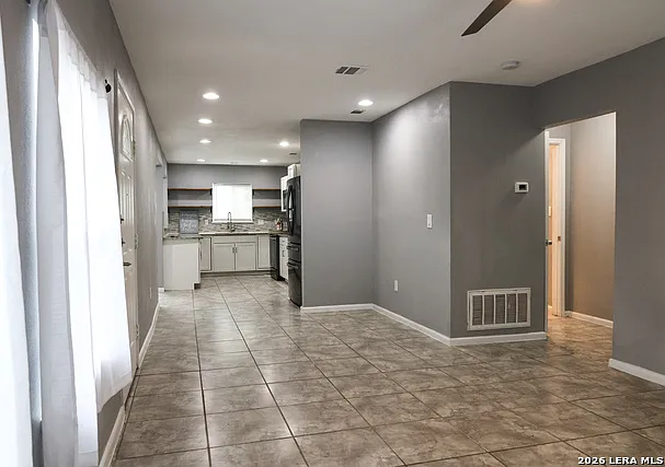 3 bed, 2.0 bath, 1455 sqft, $1,700 — Photo 4