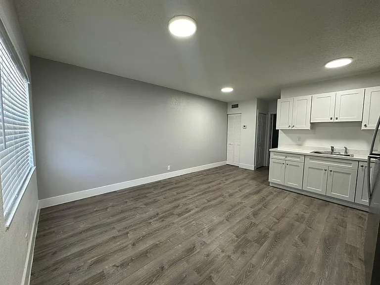 3660 NE 6th Ave #3 — Photo 7